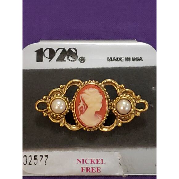 1928 Brand Vintage Style Cameo Brooch Pin Gold Tone Faux Pearls On Card - Picture 2 of 6
